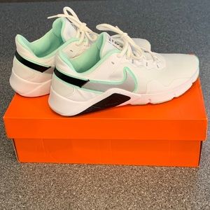W Nike Legend Essential 2 size 8.5